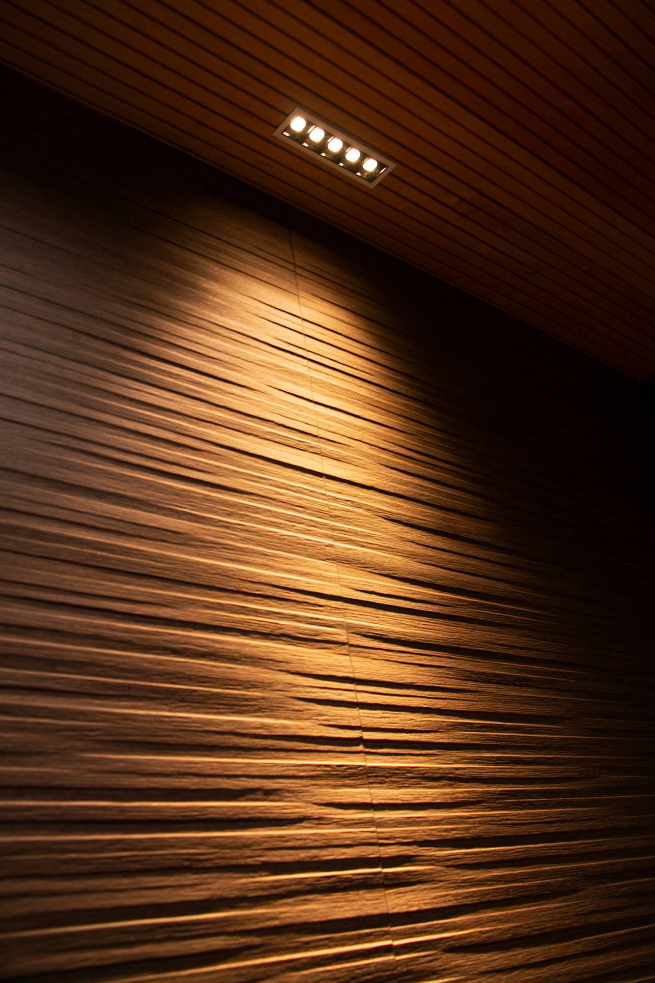 LINJA5 zvýrazňující texturu stropu na stěně. Ledstore.fi