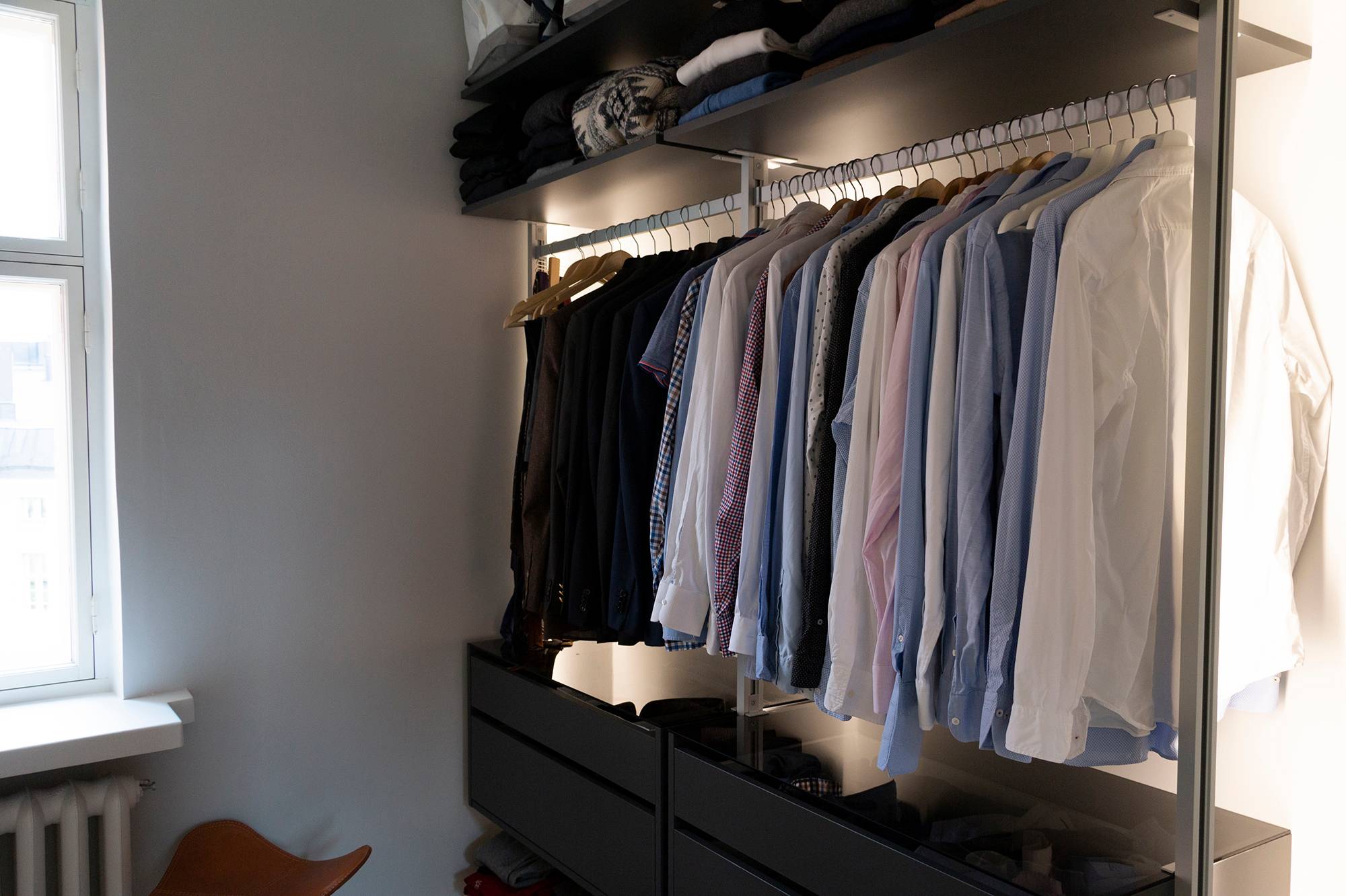 Led pásky osvětlující oblečení a šatní skříň nepřímým světlem. Ledstore.fi