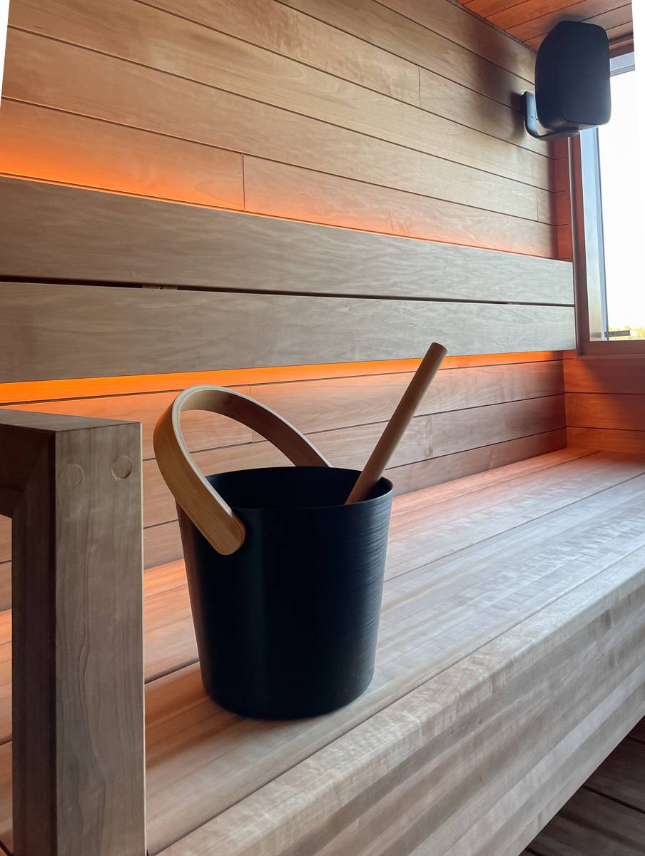 Bílá LED páska má řízenou teplotu a v nejteplejším bodě má téměř oranžový odstín.