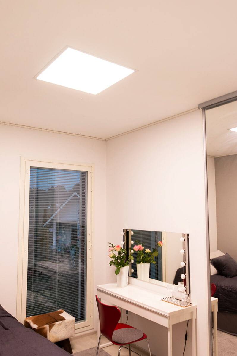 Obrázek zeleného pozadí s bílým čtvercem uprostřed s tučným velkým textem "LED STORE" propagujícím energeticky účinná řešení osvětlení.