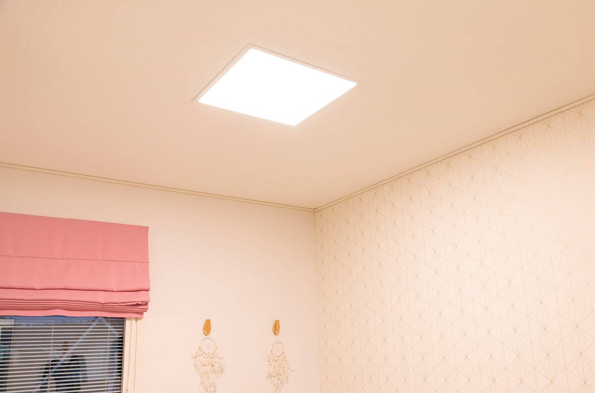 Logo LED Store na zeleném pozadí: bílý čtverec s nápisem "LED STORE" zobrazeným bílým písmem.
