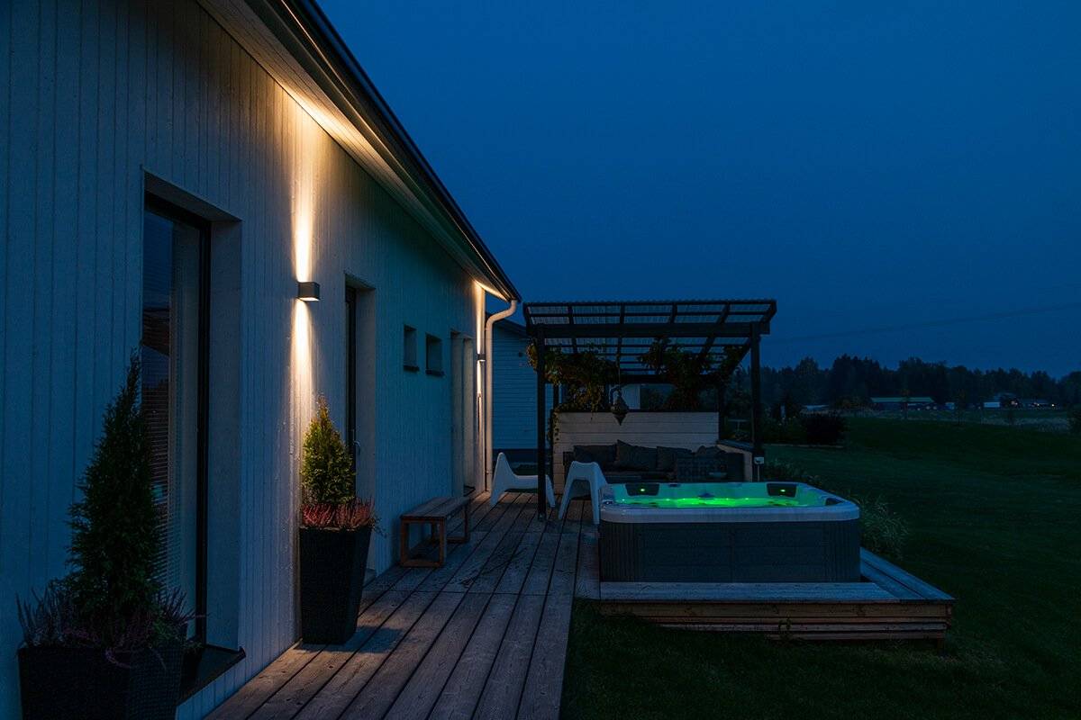 Obrázek zobrazuje zelené pozadí s textem "LED STORE" napsaným bílou barvou, vycentrovaným a ve čtvercovém obrysu, což zlepšuje optimalizaci obchodu s LED osvětlením pro vyhledávače.