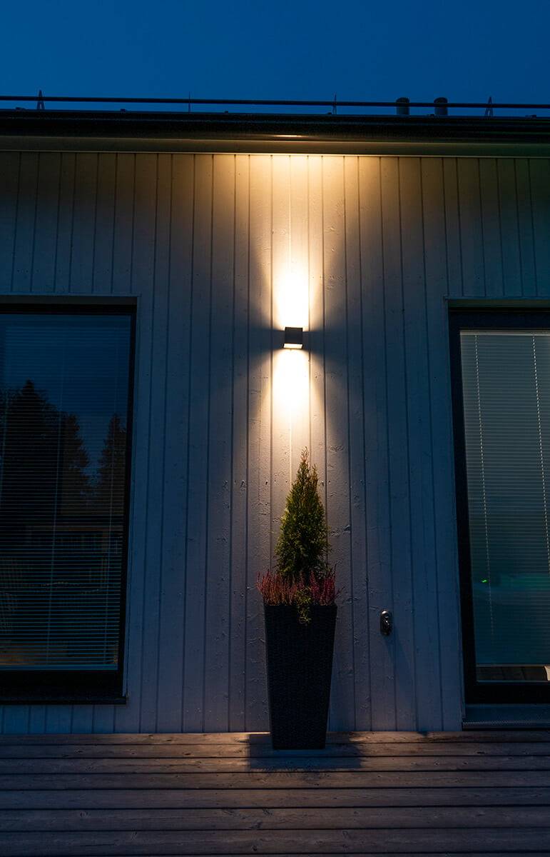 Na zeleném pozadí a bílém čtverci je černým písmem napsáno "LED STORE", což upozorňuje na ekologická řešení osvětlení.