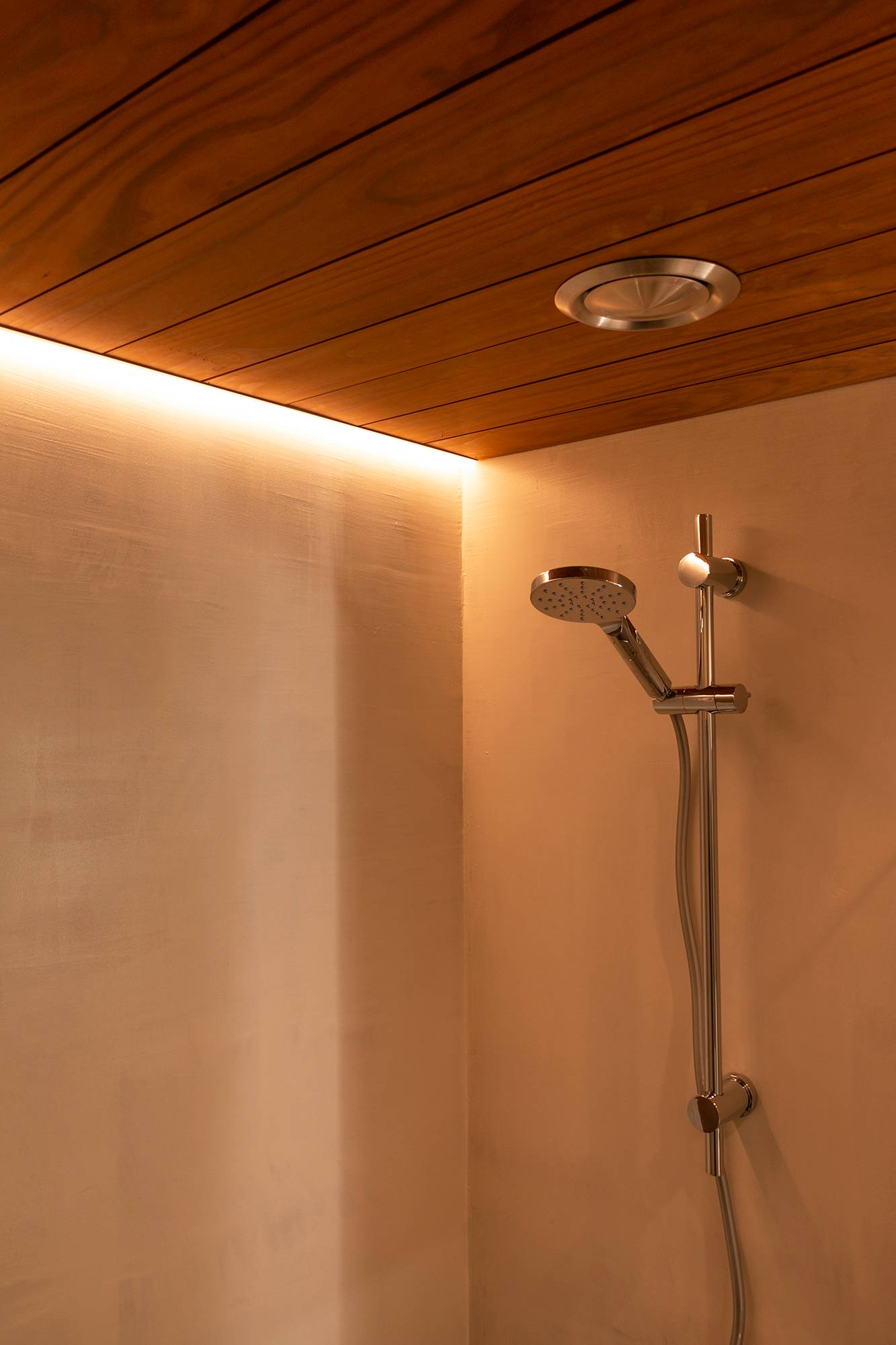 V rohovém profilu v jedné rovině se stropem osvětluje sprchu led pásek. Ledstore.fi
