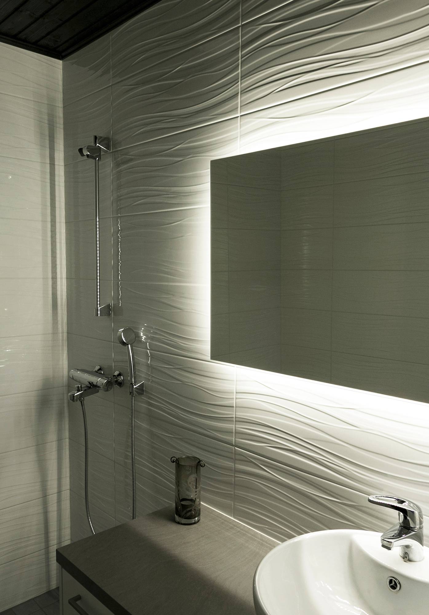 LED pásek namontovaný za zrcadlem zvýrazňuje vzor v koupelně. Ledstore.fi