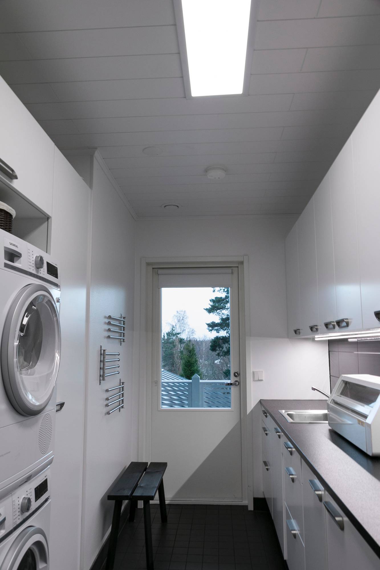 Osvětlení v technické místnosti realizované pomocí panelového osvětlení 300x1200. Panelové svítidlo má otvor 110 stupňů, je účinné a neoslňuje. Ledstore.fi