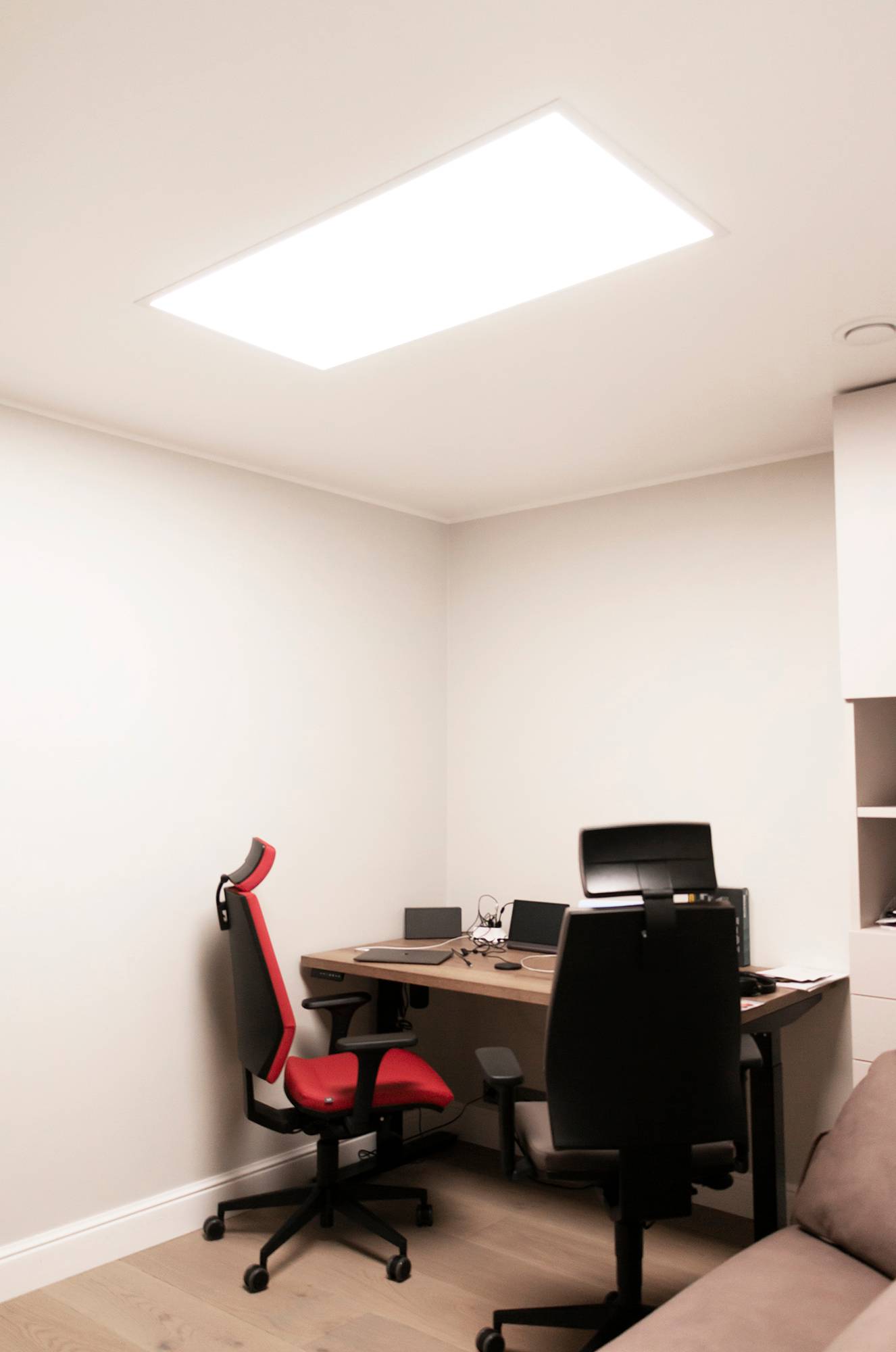 1200x600 Panel UPPOAVA na stropě pracovny. Velké svítidlo připomíná světlík a osvětluje efektivně a rovnoměrně. Svítidlo lze vybavit regulací teploty barev. Ledstore.fi