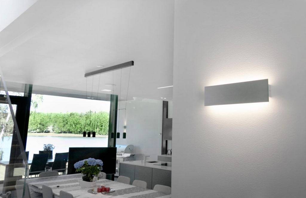 Nápis LED STORE s bílými písmeny na zeleném pozadí s bílým čtvercovým obrysem, který zdůrazňuje zaměření obchodu na LED osvětlení.