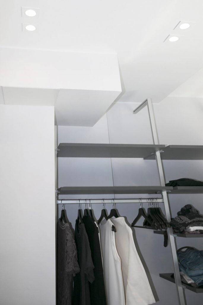 Logo obchodu s LED osvětlením na zeleném pozadí s bílým čtvercem a textem "LED STORE" v bílé barvě, který zvyšuje viditelnost SEO optimalizace obchodu s LED osvětlením.