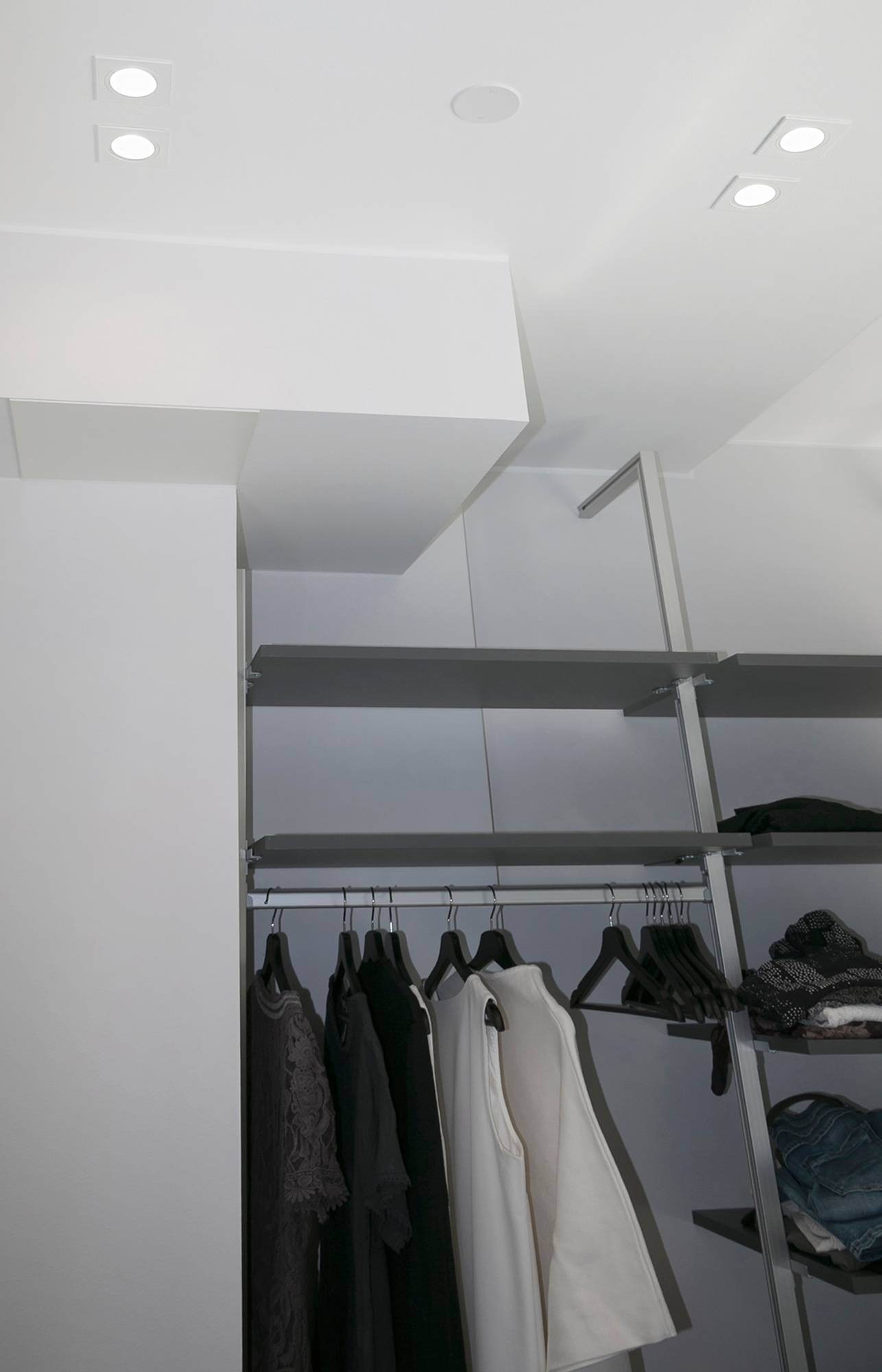 Led skvrny FINE KANTTI na stropě skříně v párech. Další led svítidla najdete v nabídce Ledstore. Ledstore.fi