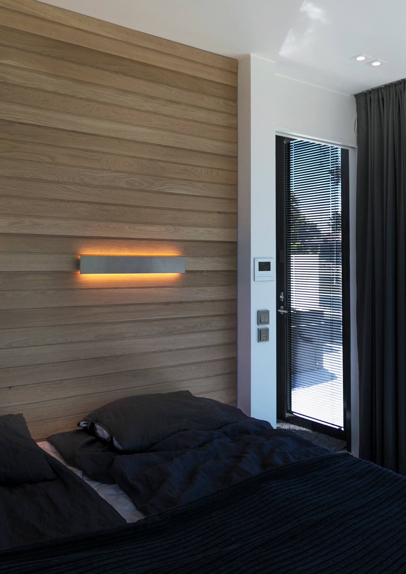 Krásné obousměrné náladové světlo STRAIGHT do ložnice. Ledstore.fi