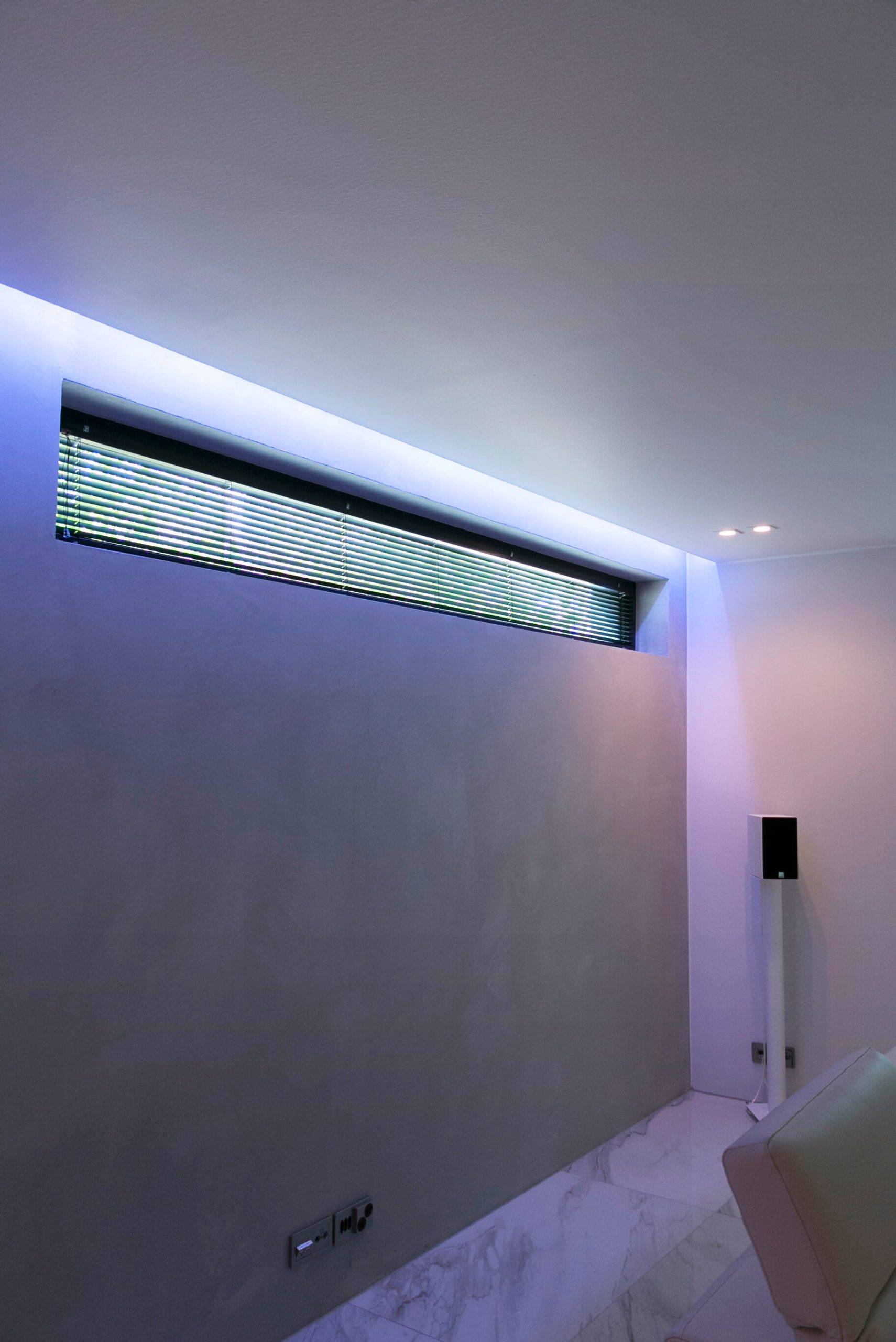 Text "LED STORE" na bílém čtverci na zeleném pozadí; dokonalá značka pro udržitelná řešení osvětlení.