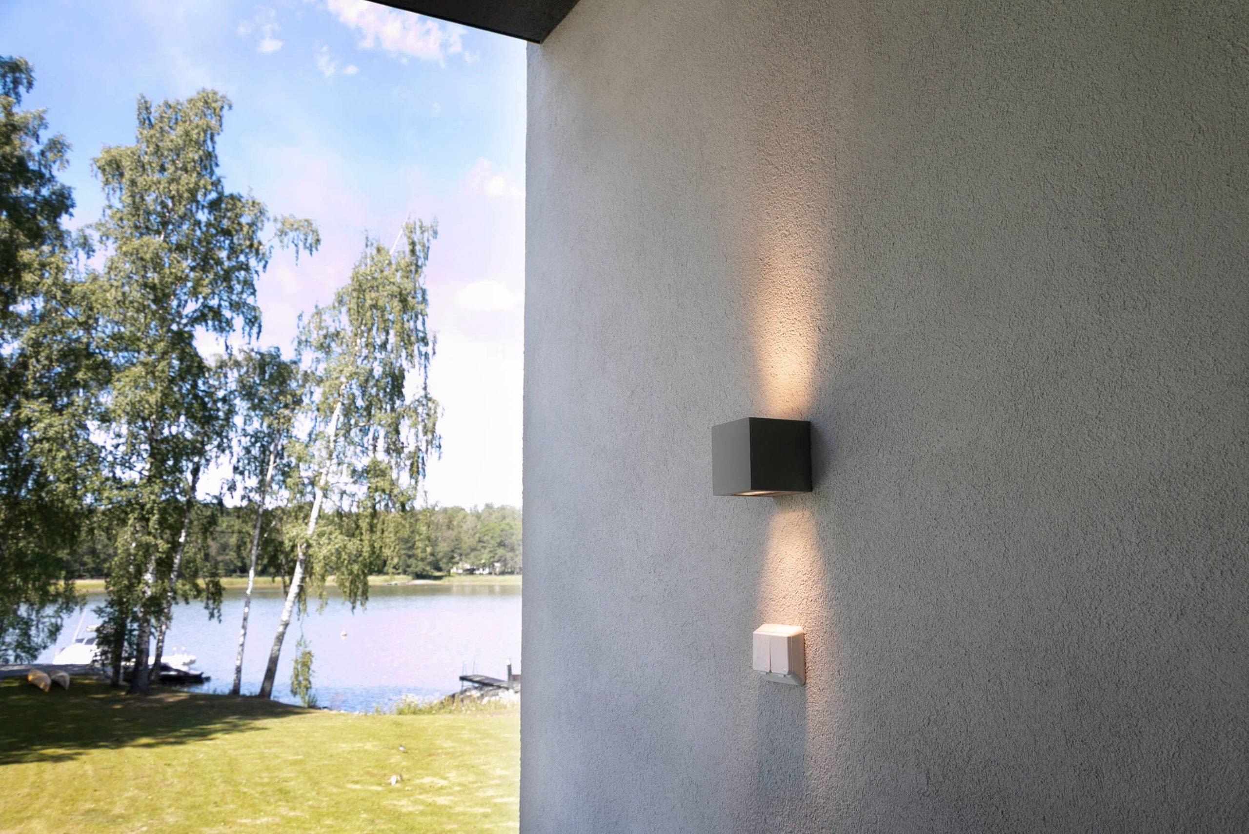 Na zeleném pozadí je bílý čtverec s bílým nápisem "LED STORE", který zdůrazňuje zaměření na energeticky účinná řešení osvětlení.
