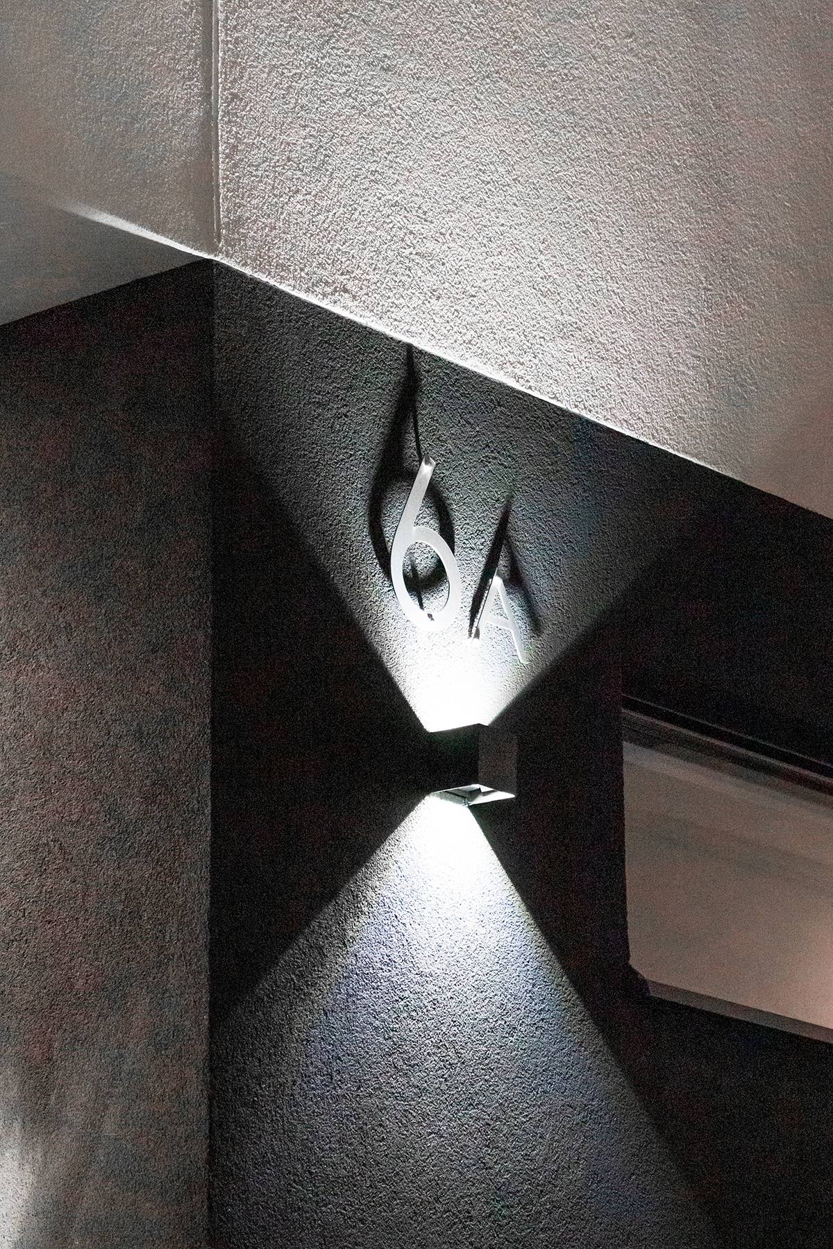Obrázek zeleného pozadí s bílým čtvercem uprostřed a tučným textem "LED STORE", který propaguje energeticky účinná řešení osvětlení.