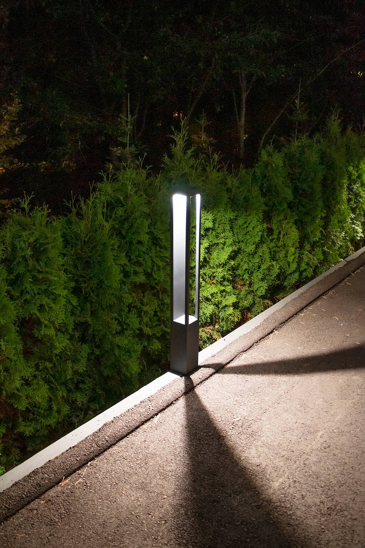 Na zeleném pozadí je bílý čtverec s černým tučným textem "LED STORE" uprostřed, který propaguje energeticky účinná řešení osvětlení.