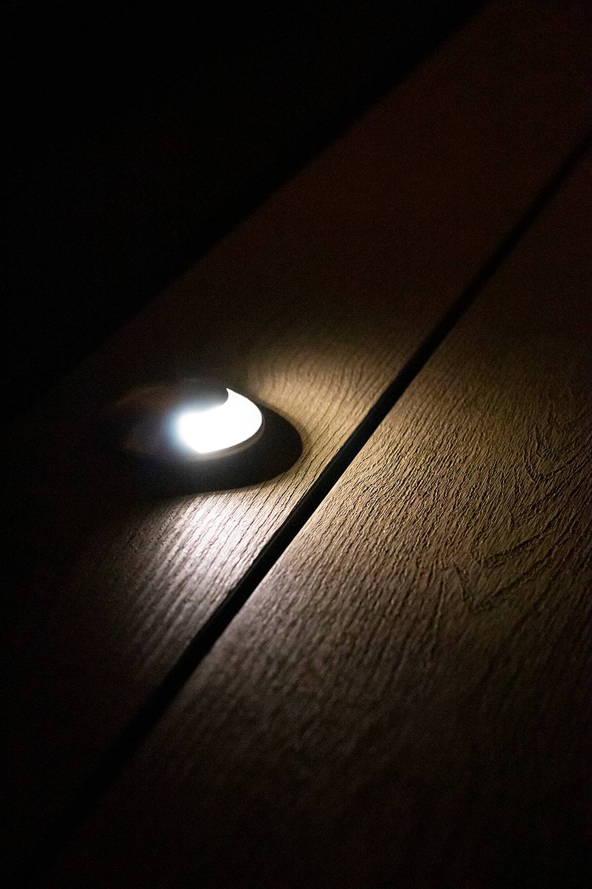 Logo LED Store na zeleném pozadí s nápisem "LED STORE" tučnými bílými velkými písmeny uprostřed bílého čtverce.