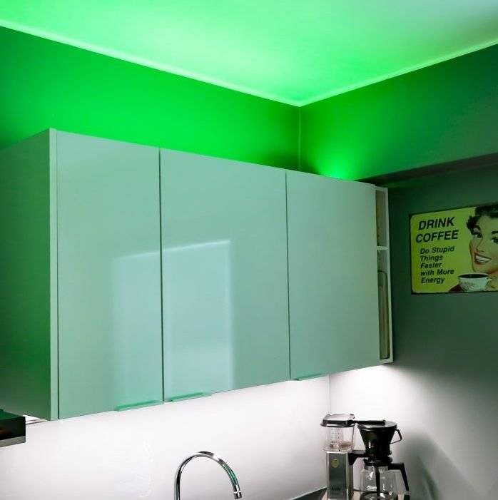 Design osvětlení může změnit vzhled prostoru. Tento RGBW LED pásek na horní části skříňky v hliníkovém profilu.