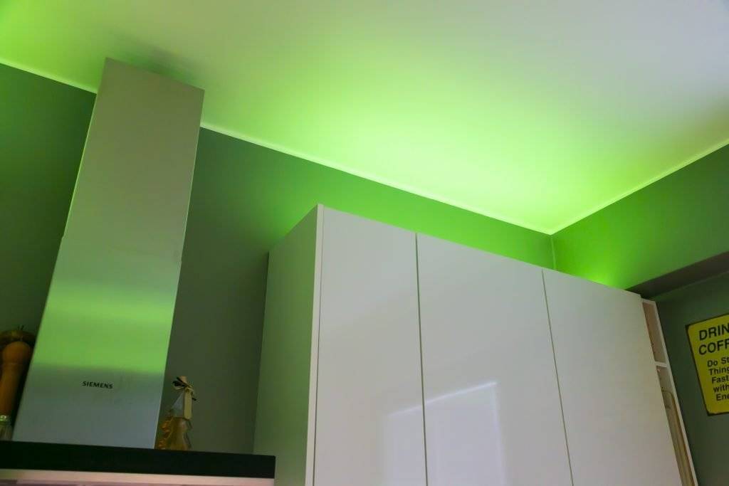 Logo LED Store na zeleném pozadí s bílým čtvercem a nápisem "LED STORE" tučným bílým písmem, které zlepšuje optimalizaci řešení LED osvětlení pro vyhledávače.