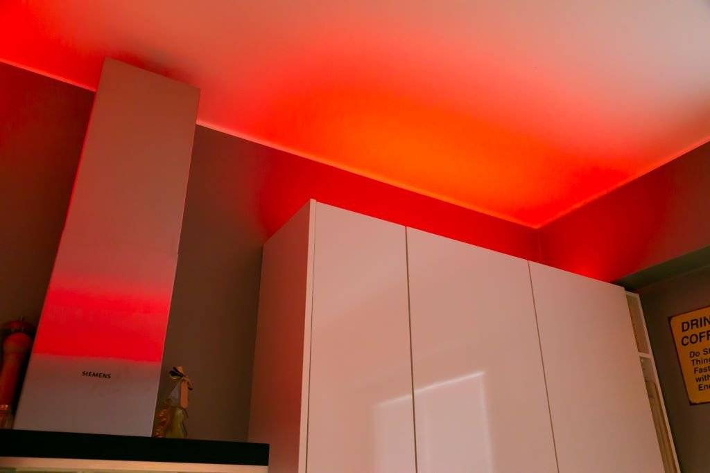 Obrázek zeleného pozadí s bílým čtvercovým rámečkem a nápisem "LED" naskládaným nad textem "STORE" s bílým textem zdůrazňujícím téma obchodu s LED osvětlením.