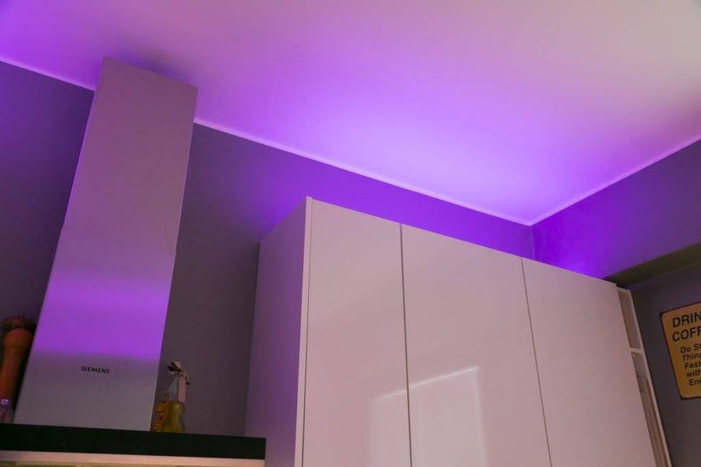 Zelené pozadí s tučným bílým čtvercem, uprostřed text "LED STORE" v moderním písmu pro energeticky účinná řešení osvětlení.