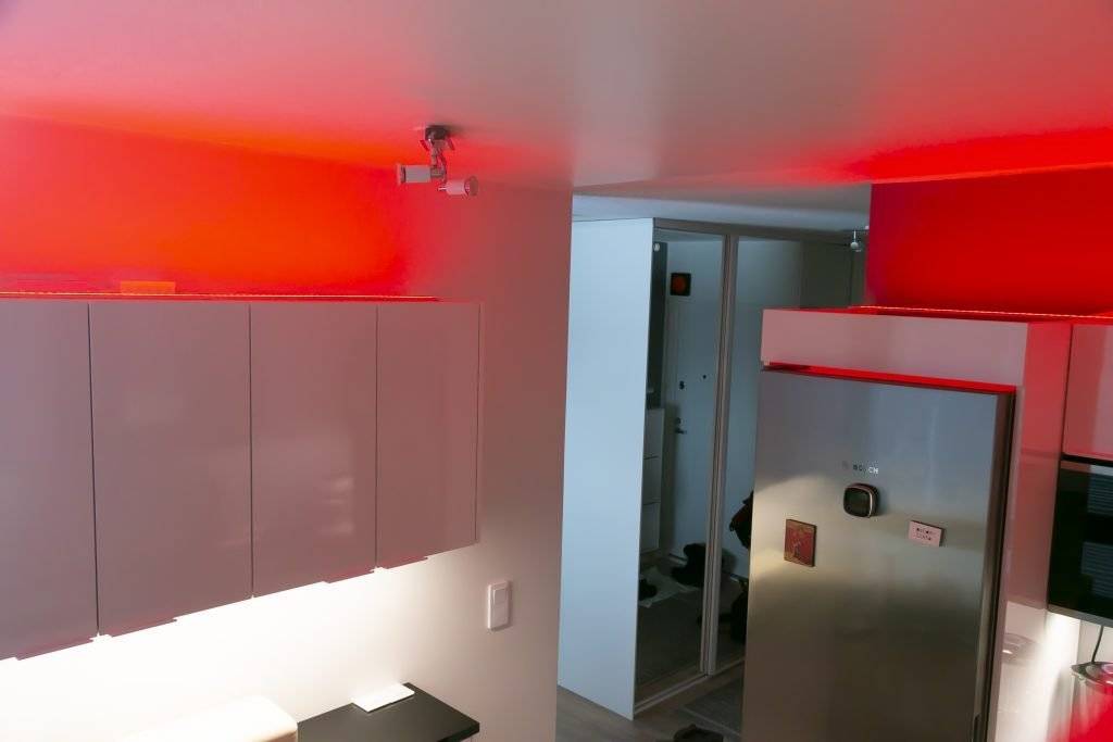 Zelené pozadí a bílý čtverec s nápisem "LED STORE" tučnými bílými velkými písmeny - grafická značka obchodu s LED osvětlením.