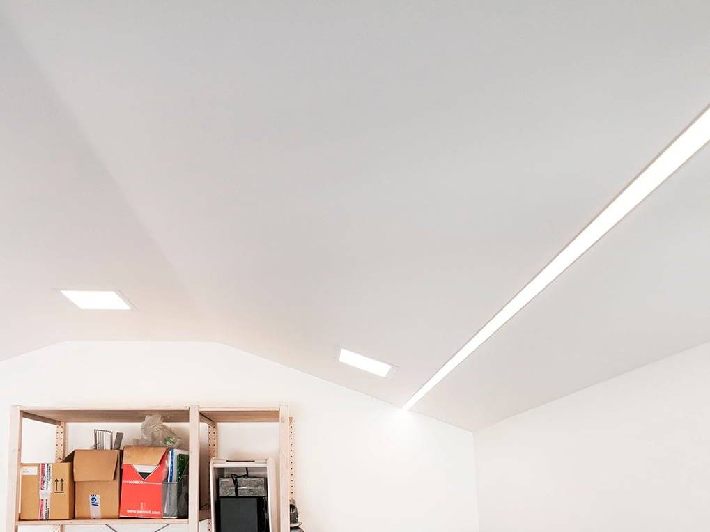 Zelené pozadí s nápisem "LED STORE" vyvedeným tučnými bílými písmeny uprostřed ve stylovém bílém čtvercovém rámečku. Ideální vizuál pro kampaně na osvětlení LED.