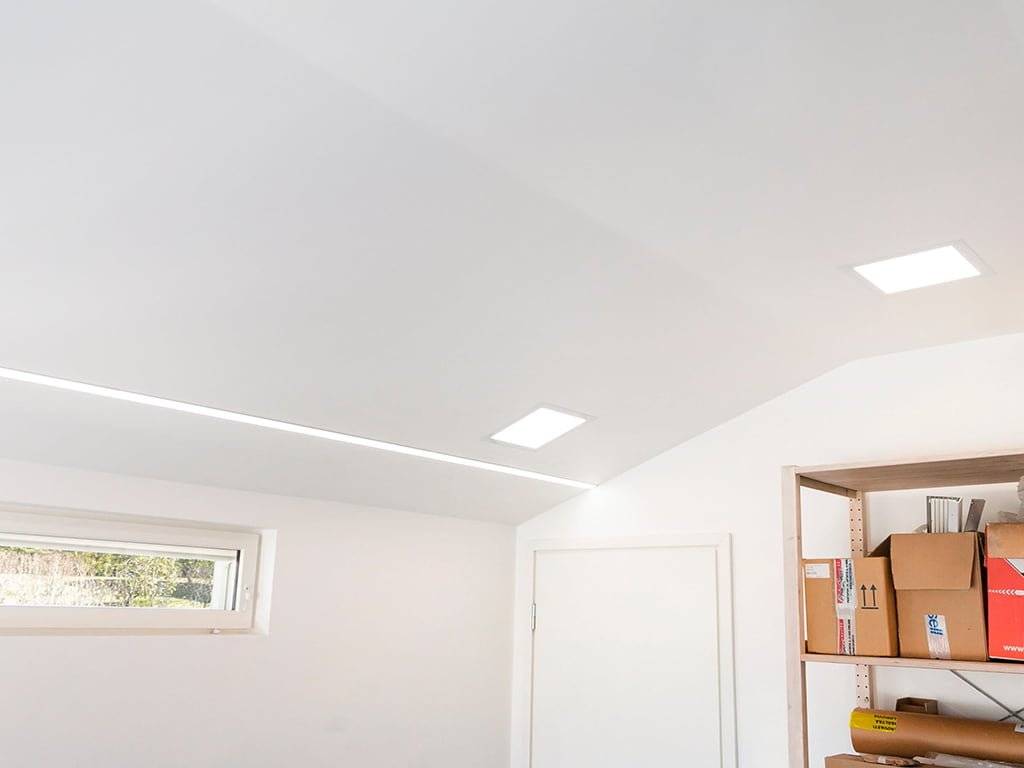 Bílý text "LED STORE" ve středovém čtverci na zeleném pozadí, zdůrazňující energeticky účinná řešení osvětlení.