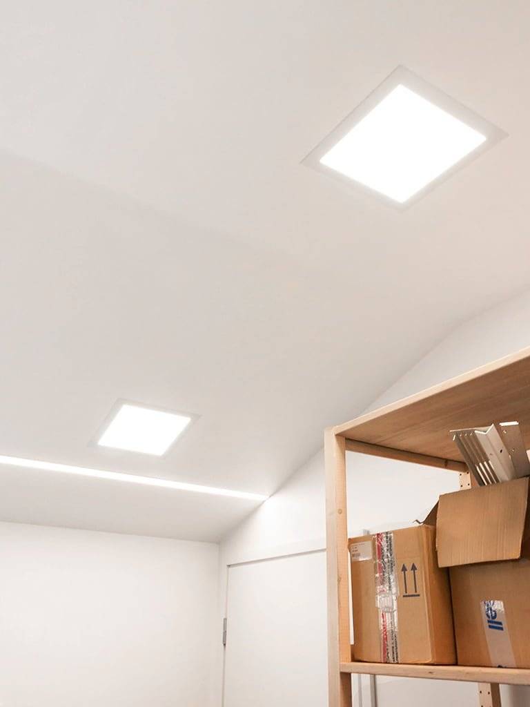 Bílý text "LED STORE" na zeleném pozadí s bílým čtvercem zvýrazňujícím logo obchodu. Ekologické řešení LED osvětlení pro vaše potřeby.