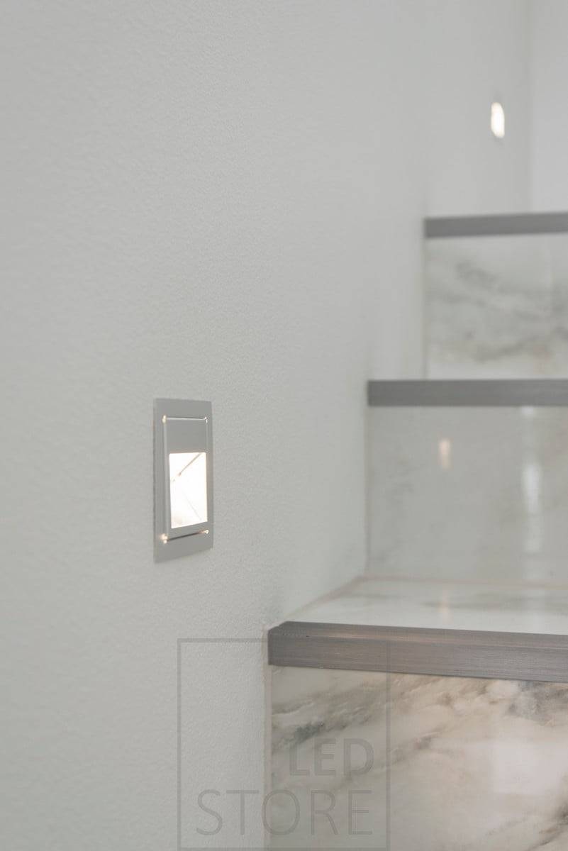 Schodišťové světlo vedené IN-WALL osvětlující schody měkkým a atmosférickým světlem. Vestavné nástěnné světlo je moderní, jednoduché a elegantní. K dispozici také v černé a bílé barvě. Ledstore.fi