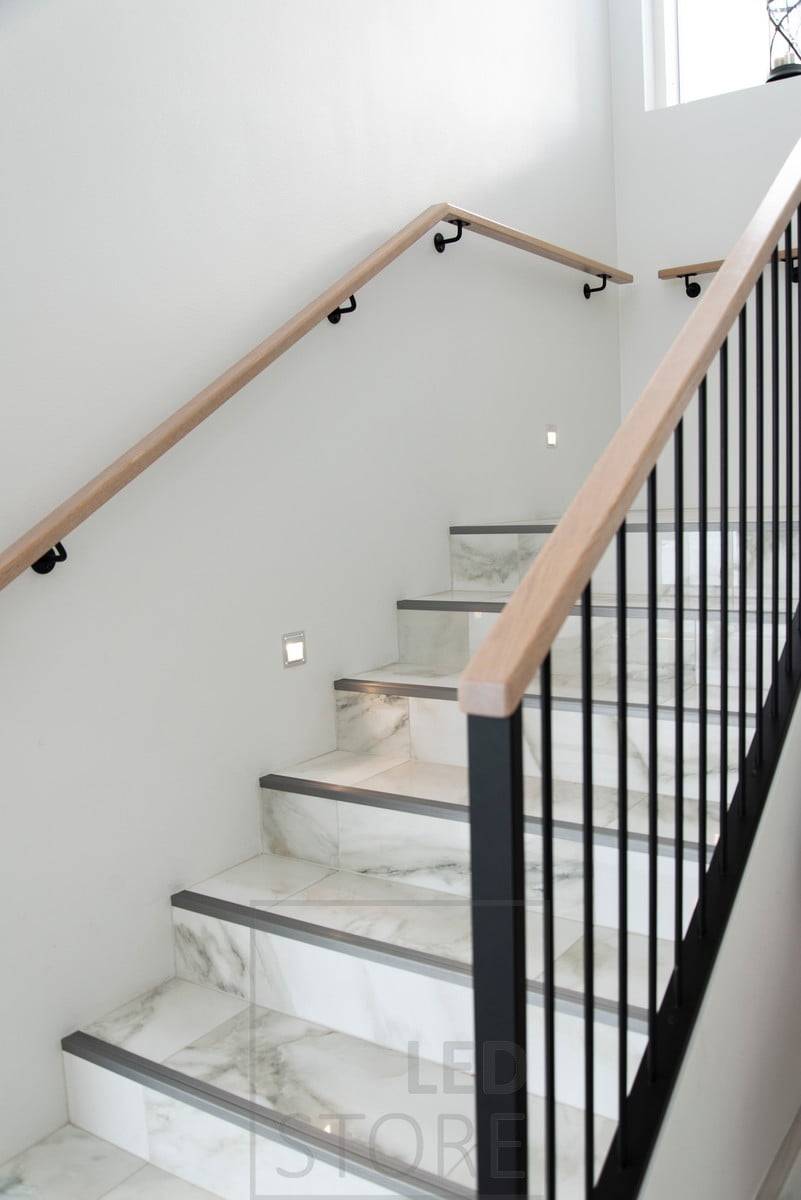 Schodišťové světlo vedené IN-WALL osvětlující schody měkkým a atmosférickým světlem. Vestavné nástěnné světlo je jednoduché a elegantní. K dispozici také v černé a bílé barvě. Ledstore.fi