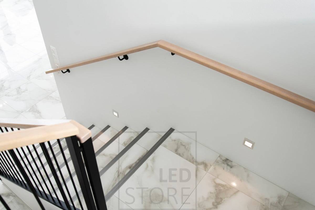Schodišťové světlo vedené IN-WALL osvětlující schody měkkým a atmosférickým světlem. Vestavné nástěnné světlo je minimalistické a elegantní. K dispozici také v černé a bílé barvě. Ledstore.fi