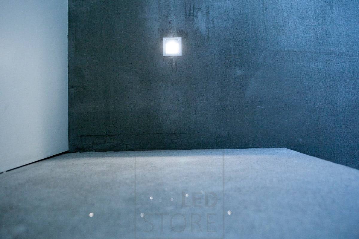 Schodišťové LED světlo IN-WALL je vhodné například pro použití jako schodišťové světlo na schodištích. Připojením světla IN-WALL k čidlu přítomnosti získáte funkční řešení nočního osvětlení. Ledstore.fi