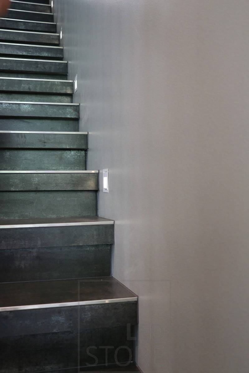 Vestavné nástěnné led svítidlo pro schodišťové stupně, osvětlující měkkým světlem. Světlo je příjemné na pohled a po připojení k pohybovému čidlu funguje dokonale i jako noční osvětlení. Ledstore.fi
