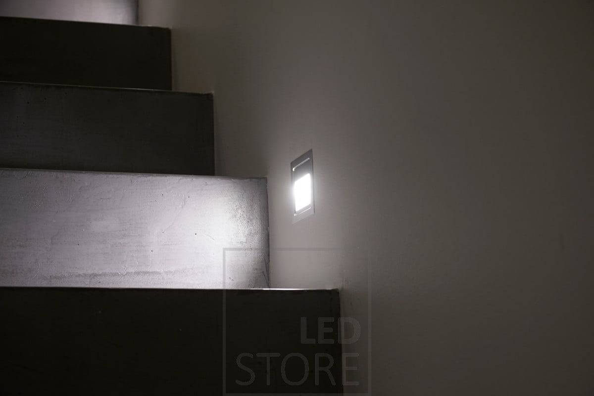 Schodišťové led svítidlo IN-WALL je vhodné pro použití jako stupňové světlo na schodištích nebo jako chodbové světlo na chodbách. Připojením IN-WALL k detektoru přítomnosti získáte funkční řešení nočního osvětlení, aniž byste museli zapínat jiná světla. Ledstore.fi
