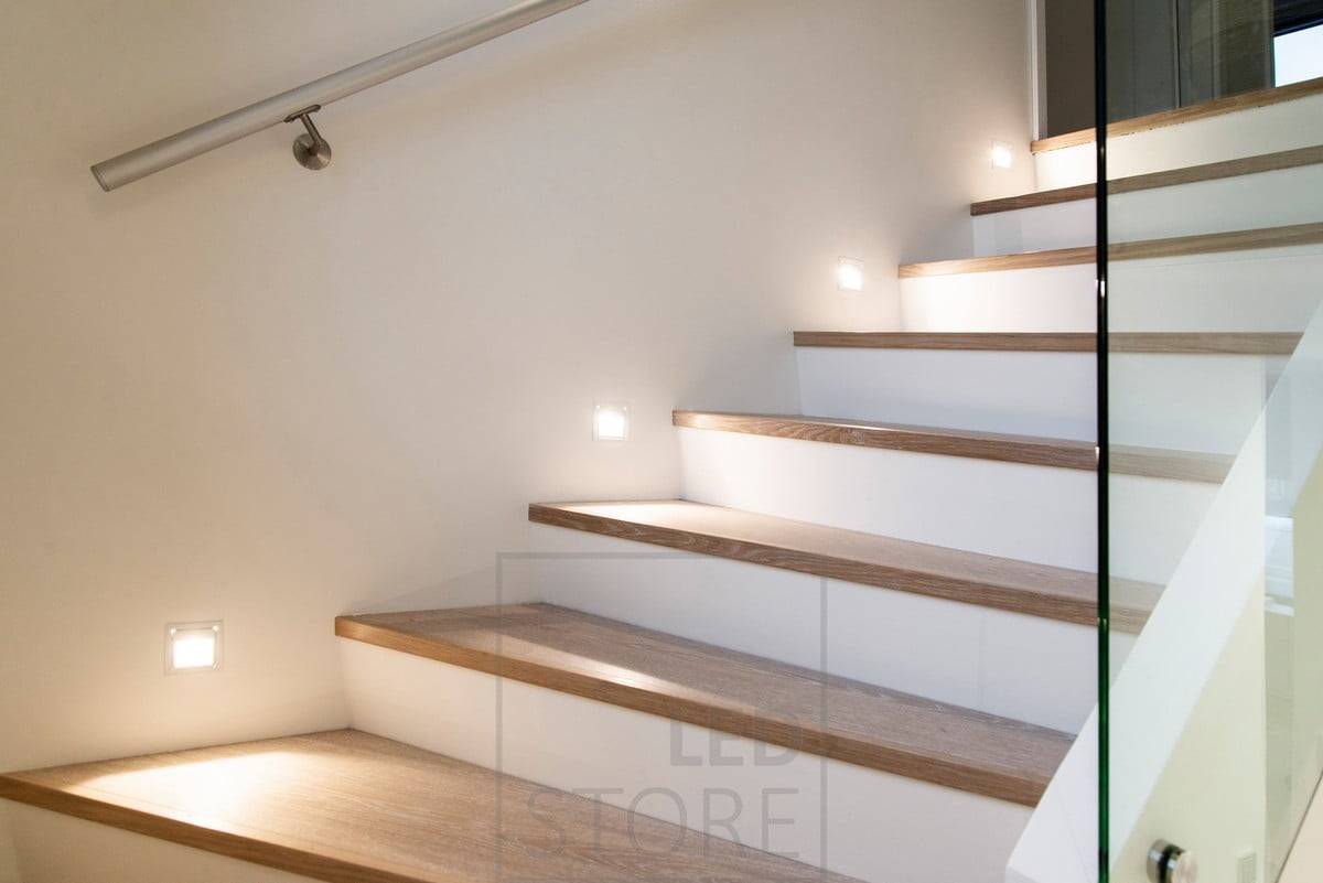 Vestavné nástěnné led svítidlo osvětlující schody. Funguje jako krásné náladové osvětlení i jako noční světlo šetrné k očím, které zvýrazní krásné schodiště. Ledstore.fi