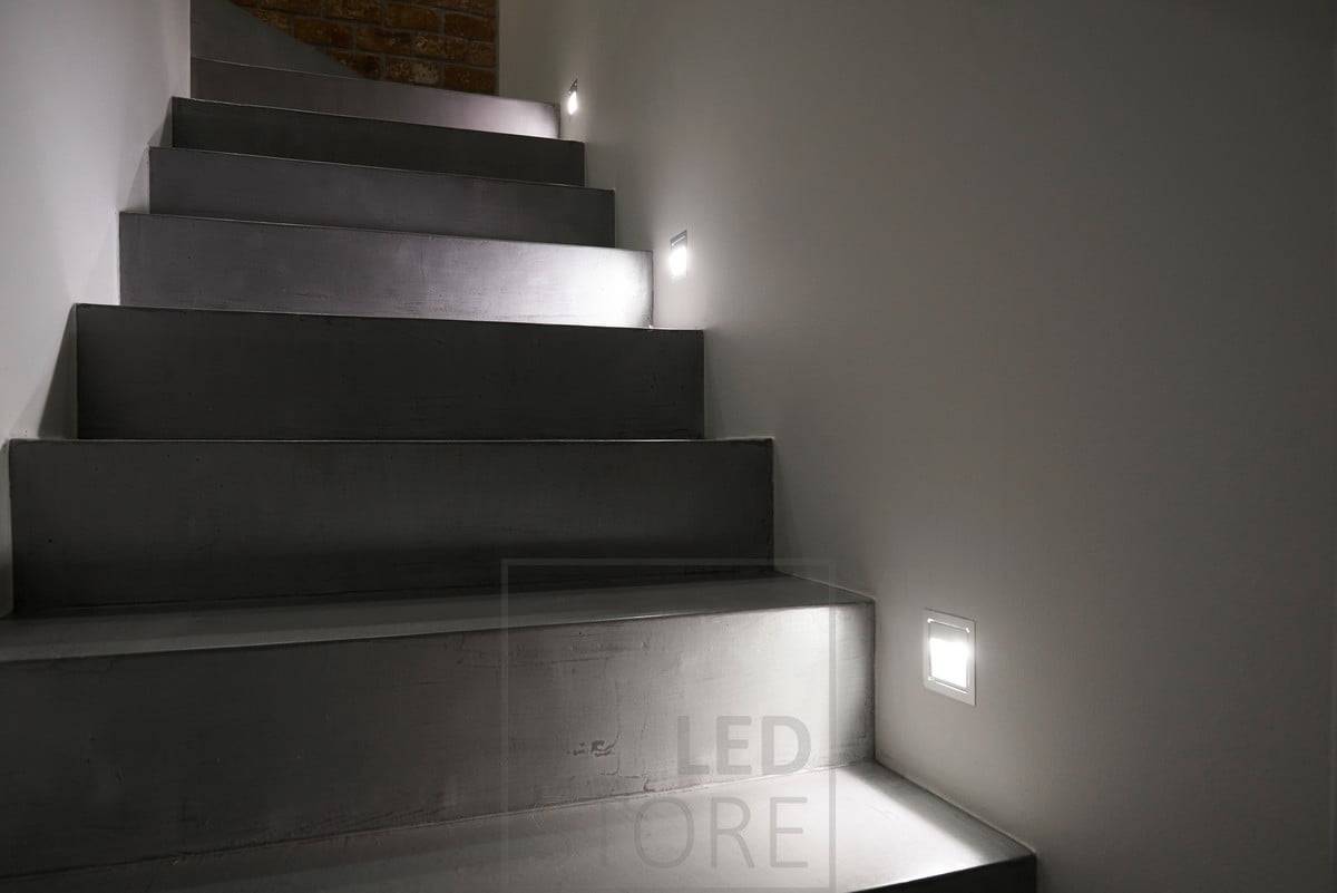 Vestavné nástěnné svítidlo LED pro osvětlení schodů na každém třetím schodu. Ledstore.fi