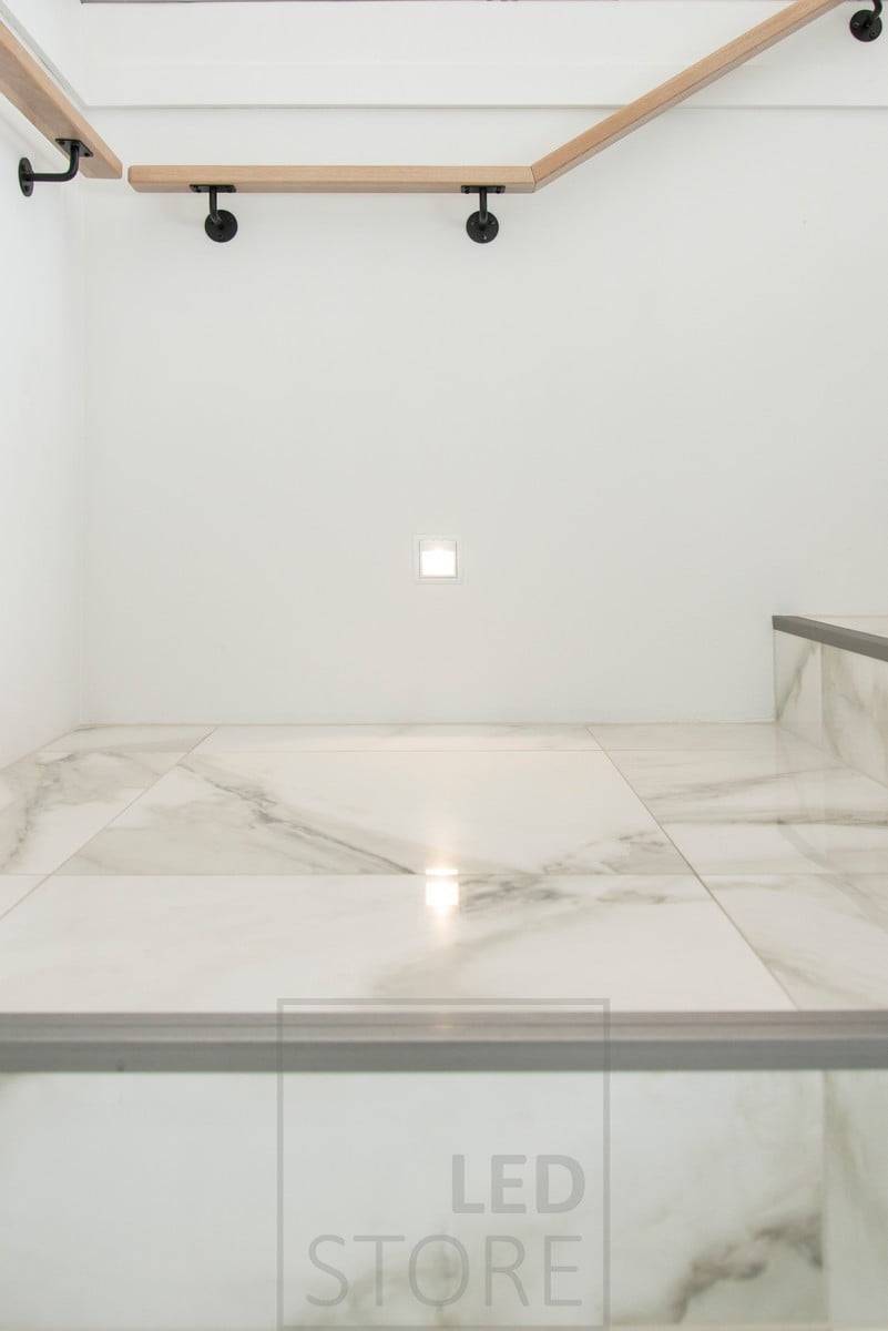 Schodišťové svítidlo LED IN-WALL poskytuje měkké a atmosférické světlo. Nástěnné svítidlo pro zapuštěnou montáž působí moderně, jednoduše a elegantně. Ledstore.fi