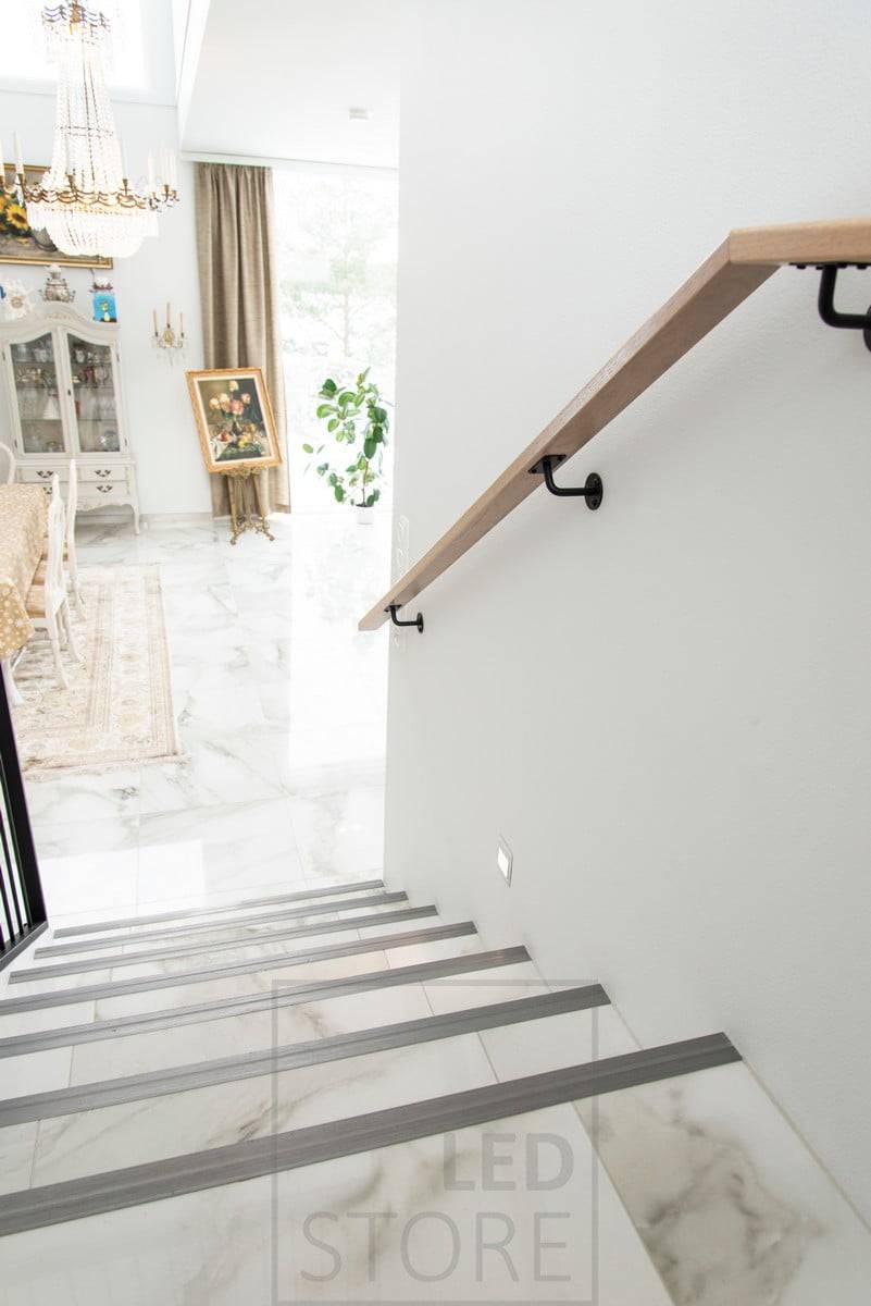 Schodišťové světlo vedené IN-WALL osvětlující měkkým a atmosférickým světlem. Vestavné nástěnné svítidlo je moderní, jednoduché a elegantní. Ledstore.fi
