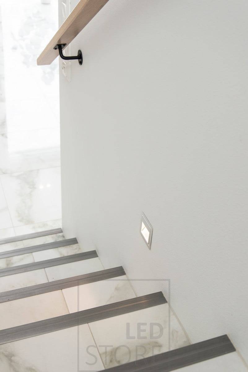 Schodišťové světlo vedené IN-WALL osvětlující měkkým a atmosférickým světlem. Vestavné nástěnné svítidlo je moderní, jednoduché a elegantní. K dispozici také v černé a bílé barvě a se zabudovaným čidlem přítomnosti. Ledstore.fi