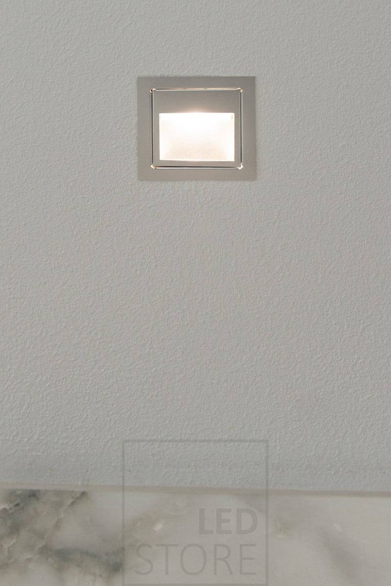 Schodišťové světlo vedené IN-WALL osvětlující měkkým a atmosférickým světlem. Vestavné nástěnné svítidlo je moderní, jednoduché a elegantní. K dispozici také v černé a bílé barvě. Ledstore.fi