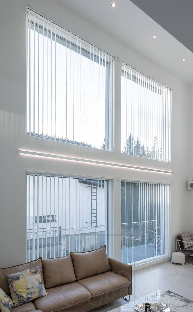 LED pásky v obousměrném nástěnném profilu pro zvýraznění výšky a oken obývacího pokoje. K dispozici je profil a LED pásky vyrobené na míru podle vlastních rozměrů. Kruhové led spoty ve stropě pro celkové osvětlení. Ledstore.fi