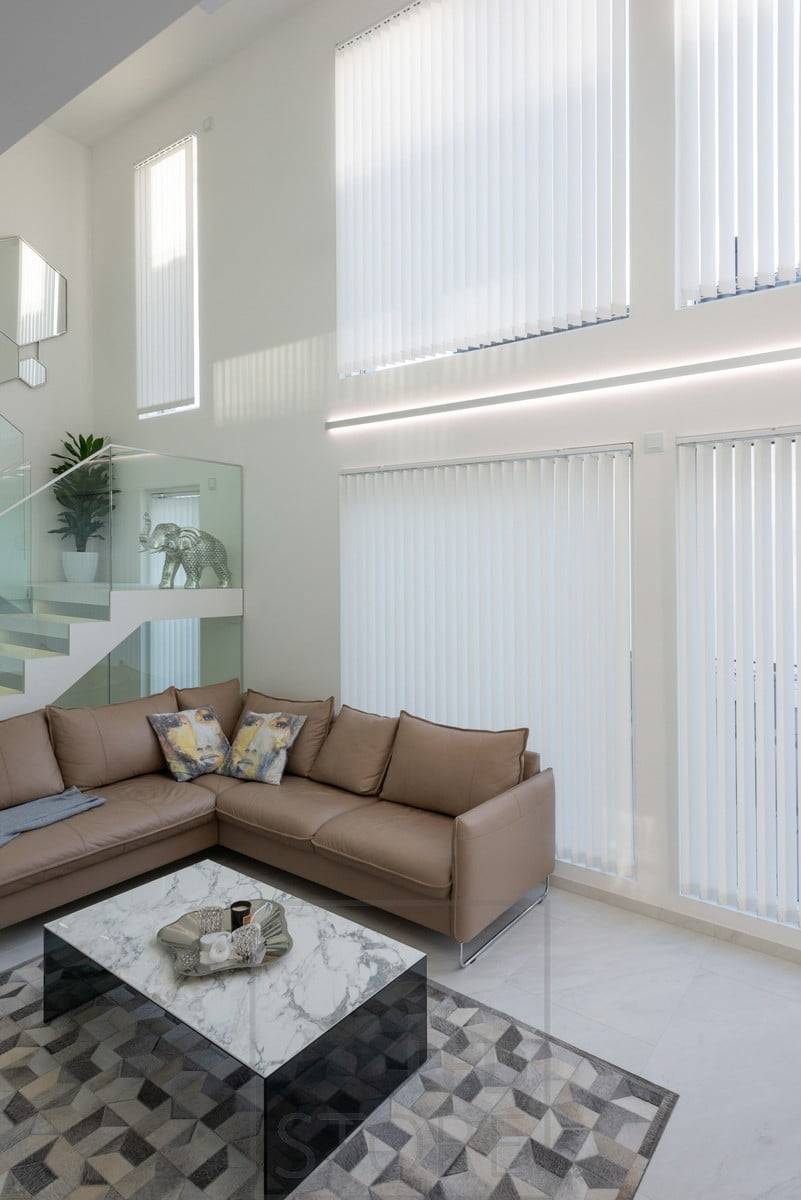 LED pásky v obousměrném nástěnném profilu pro zvýraznění výšky a oken obývacího pokoje. Profil a LED pásky lze objednat na míru a připravené k instalaci. Obousměrný profil je k dispozici také v černé barvě. Ledstore.fi