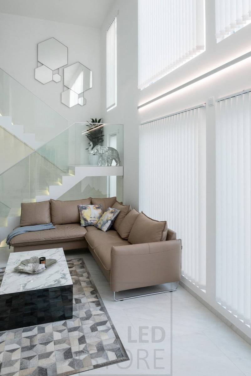LED pásky v obousměrném nástěnném profilu pro zvýraznění výšky a oken obývacího pokoje. Ledstore.fi