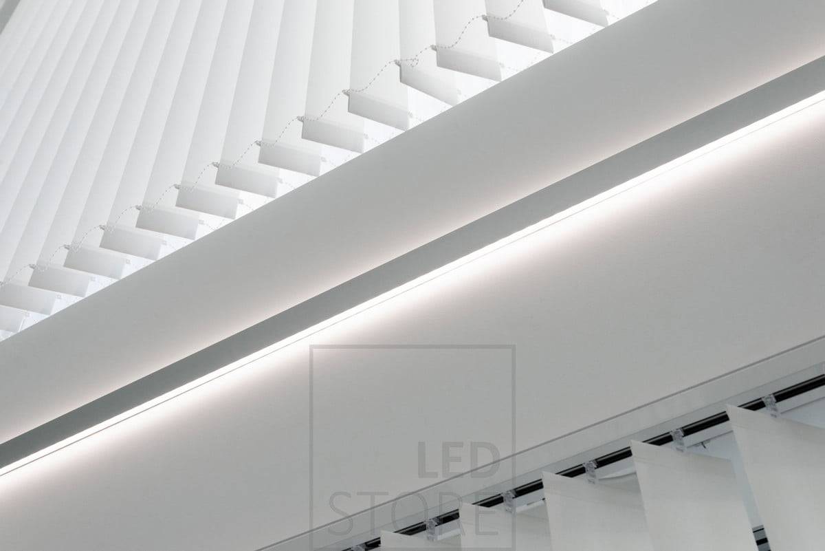 Led profil osvětlující ve dvou směrech mezi okny, vytvářející atmosférické nepřímé světlo. Ledstore.fi