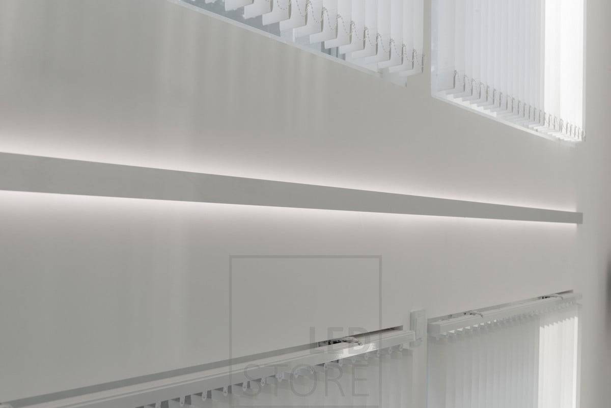 Obousměrný nástěnný profil pro světelné pásky LED, instalovaný mezi okny. Světlo je atmosférické a nepřímé. Ledstore.fi