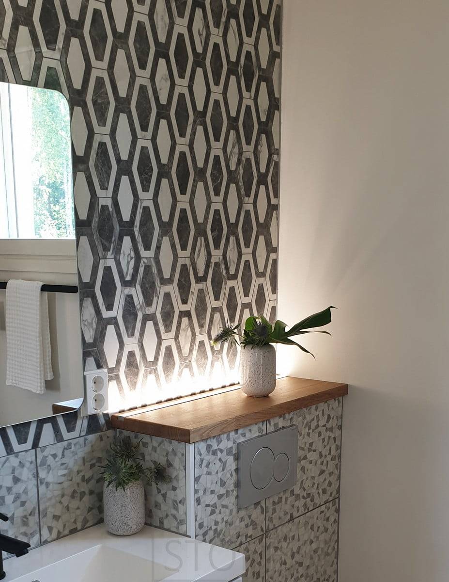 Led pásek svítící směrem nahoru za záchodovou skříňkou. Funguje jako náladové osvětlení i jako noční světlo. Ledstore.fi