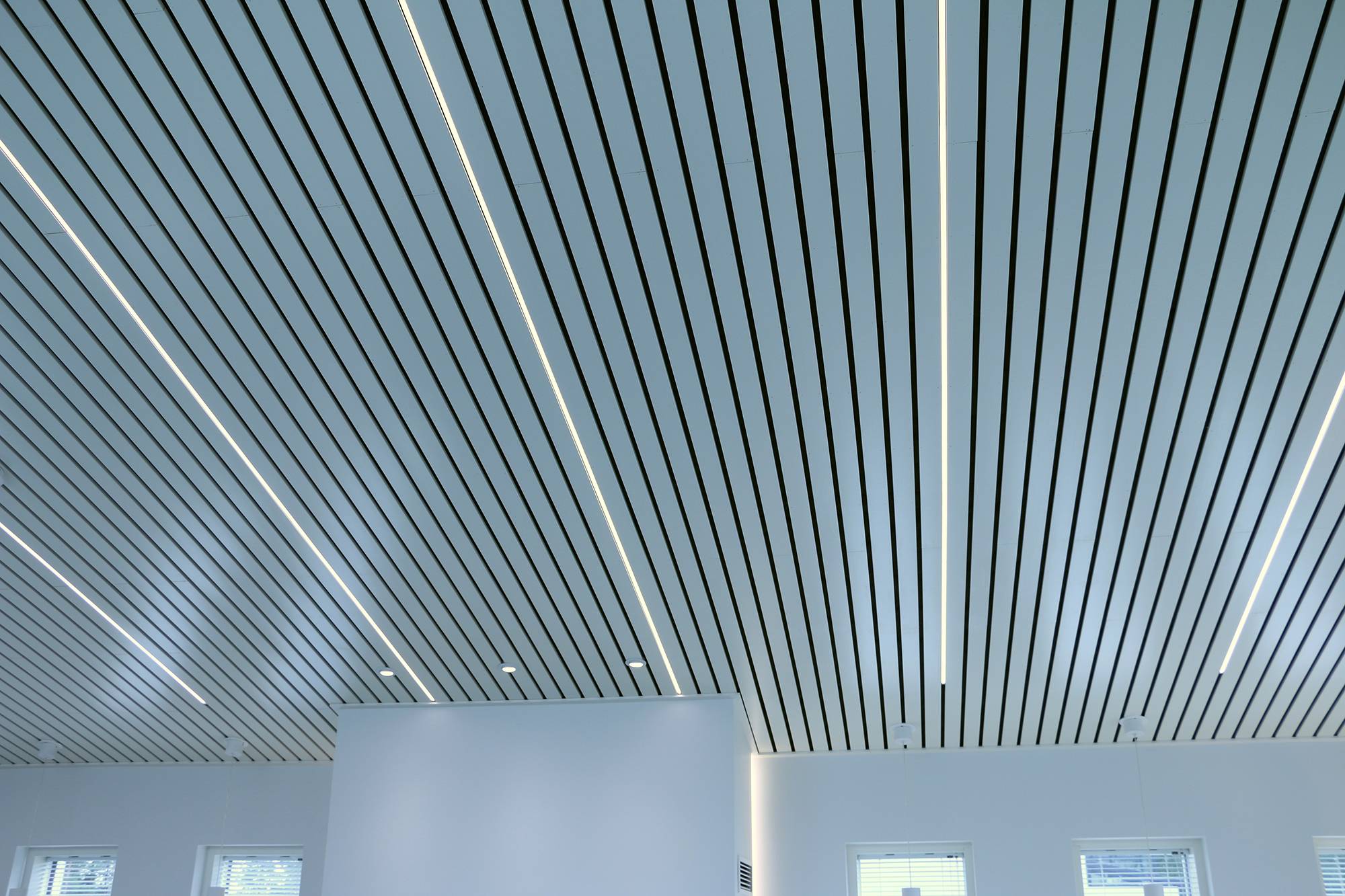 Osvětlení římsového stropu pomocí LED pásků v nízkoprofilovém povrchu namontovaných mezi římsami. Konečný výsledek je působivý a zvýrazňuje římsy. Ledstore.fi