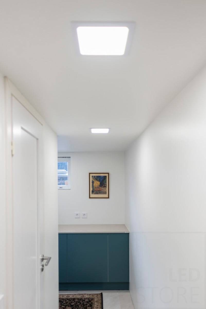 Zelené pozadí s nápisem "LED STORE" bílými velkými písmeny v bílém středovém čtverci, zdůrazňující energeticky účinná řešení osvětlení.