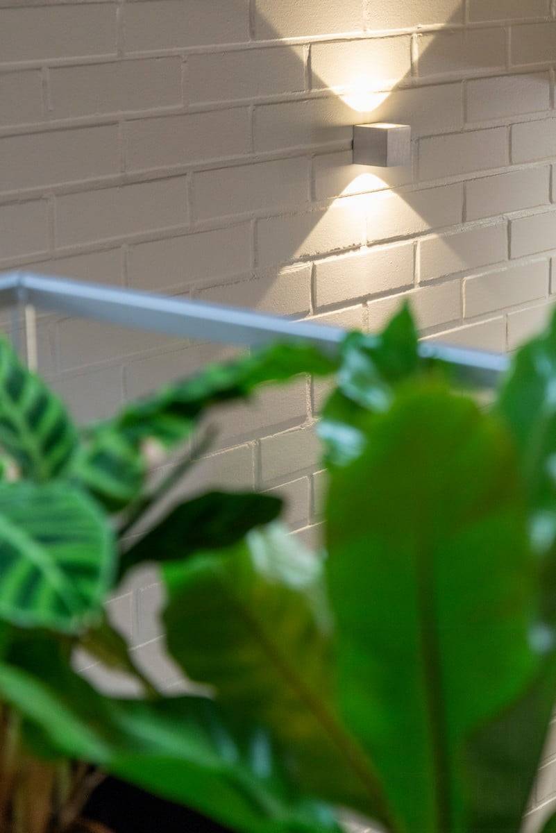 Text na zeleném pozadí, na kterém je bílými velkými písmeny v bílém středovém čtverci napsáno "LED STORE", propagující energeticky účinná řešení osvětlení.
