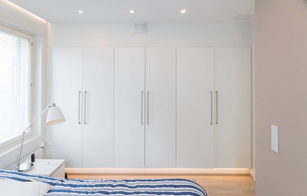 Před skříní zajišťují celkové osvětlení směrové 9W reflektory Kantti. Atmosférické osvětlení chodby s profilem LED namontovaným na základně skříně © LedStore